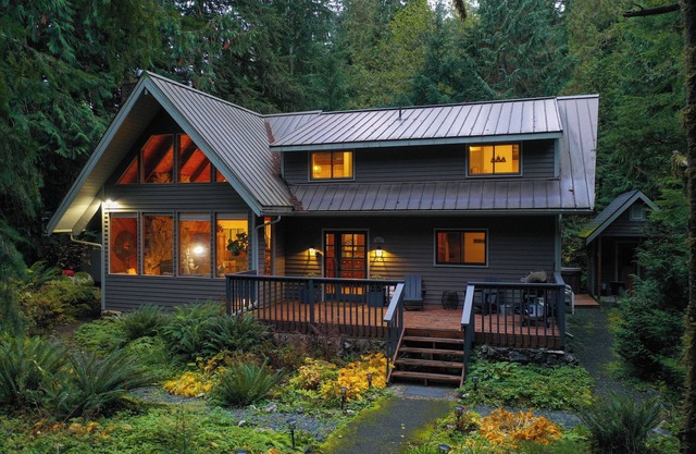 Mt Baker 5 bedroom Luxury Lodge - Sauna House, Hot tub & Woodstove