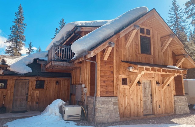 MTNLUX Loft Creekside Sauna & Hot tub