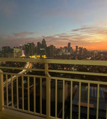Near Bgc Ortigas 1Br Wi-Fi Netflix balcony skyline