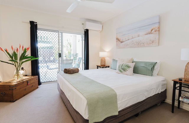 nEscape to your private tropical oasis! 2 bedroom/2 bathroom, private pool!🌴