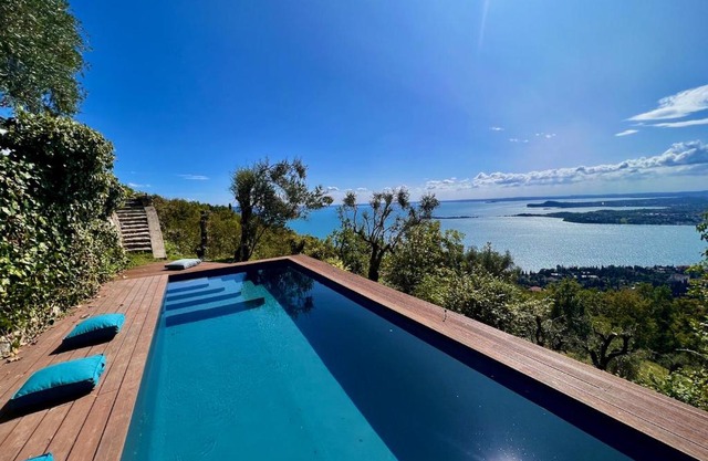 Neu- Villa Ventinove zauberhaft renovierte Landhausvilla mit traumhaftem 180-Seeblick und Park