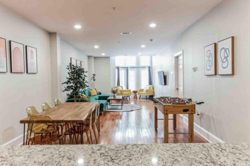 NEW 4 Bedroom - 4 Bathroom Center City with Private Rooftop Terrace Sleeps 20)