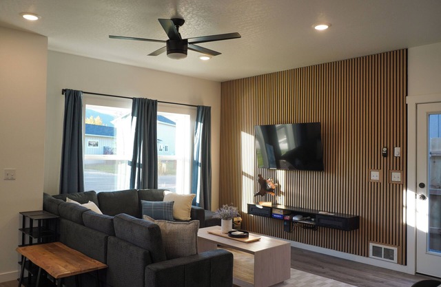 New Cozy Modern Cottage with Hot Tub & Fire Pit!