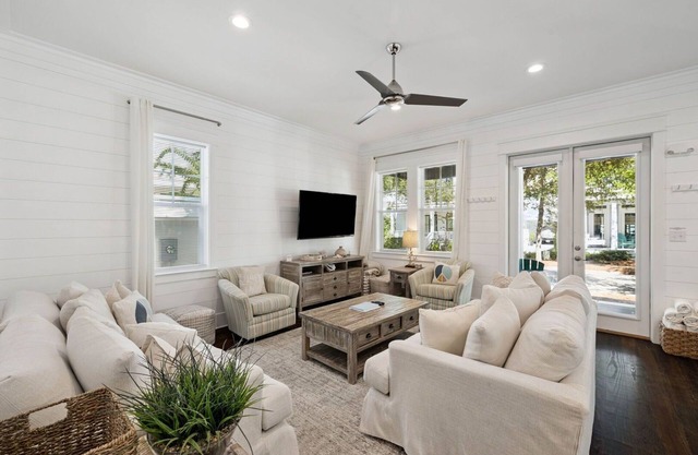 NEW! Fall Break OPEN 4 BR, Pool, Bikes & close to shopping & beach