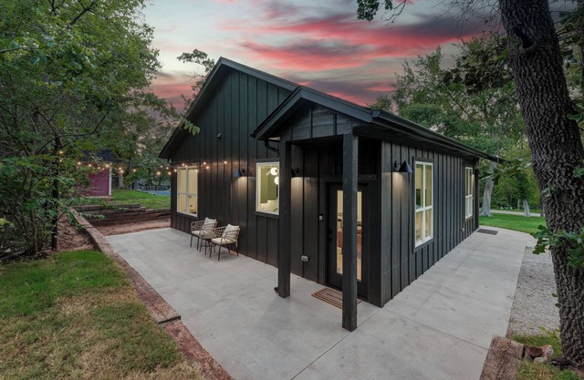 New Guesthouse w/Private Patio, Fast WiFi, 1 bed/1 bath