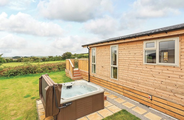 New in 2017. Spacious and luxurious lodge.