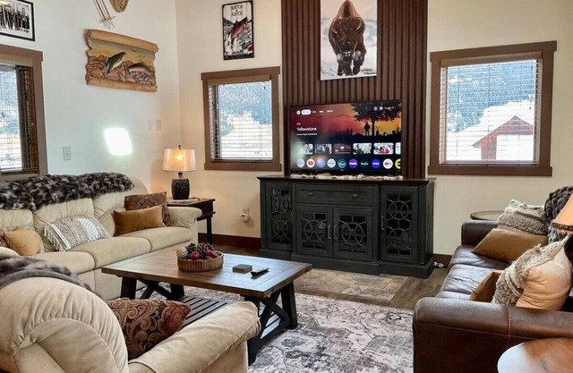 NEW! LAST MINUTE SPECIAL! Spacious Modern Chalet, Close To Everything Big Sky, MT!