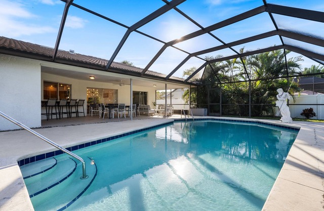 New Listing Discount! Tropical Bliss - Heated Pool, 5 miles to Vanderbilt Beach!