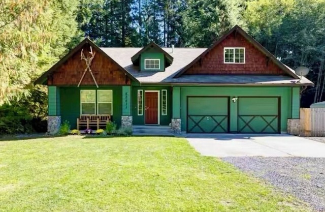 NEW LISTING! Freshly Renovated - Sleeps 8! Offering HOT TUB+BBQ!