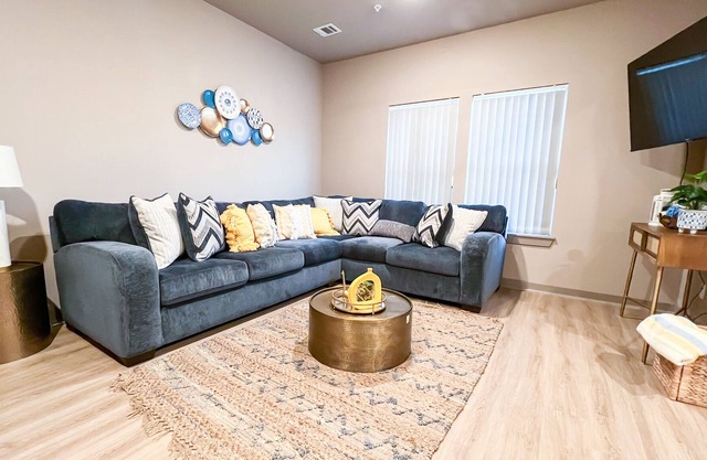 New modern, spacious & gated apartment close to the airport w/ free parking