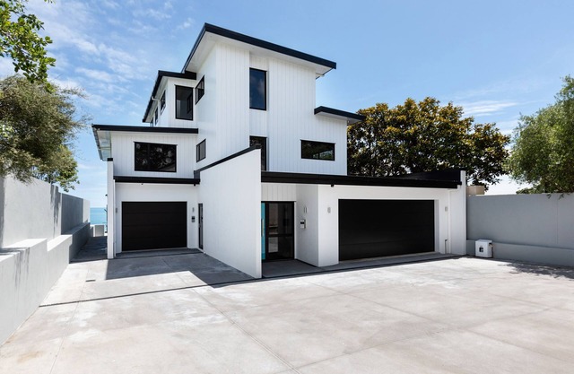 NEW! Oakura Beach Front Apt #2
