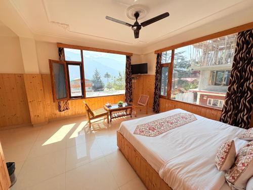 New Suraj Inn - Nestled near Hidimba Temple ! Rooftop Cafe With Hampta View ! Private Parking