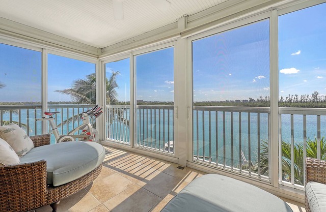 NEW! Waterfront Luxury Siesta Key w/Dock, Pool