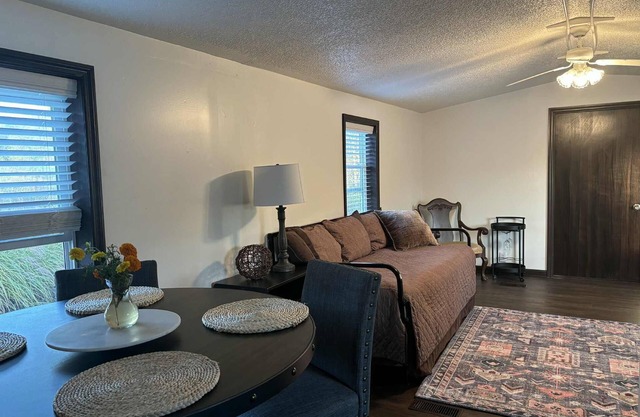 Newly Remodeled & Stylish Guest Hideaway: Sleeps 6