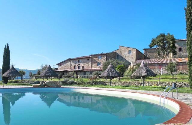 Nice apartment in villa for 4 guests with pool, terrace, pets allowed and panoramic view