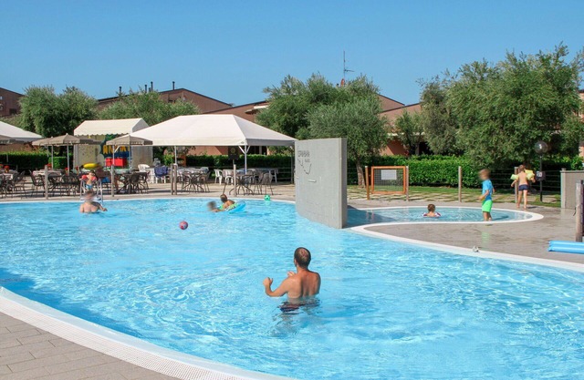 Nice apartment for 4 people with A/C, WIFI, pool, TV, balcony and pets allowed