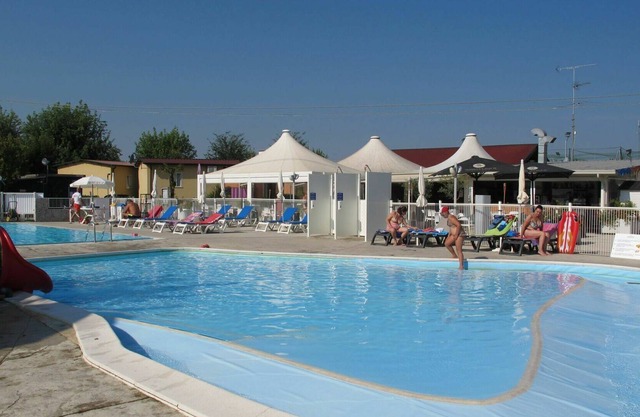 Nice apartment in villa for 6 guests with pool, WIFI, A/C, terrace, pets allowed and parking