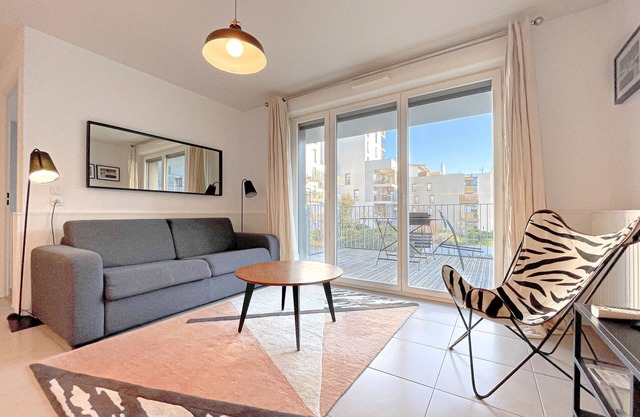Nice apartment for 4 with parking, near Cité du Vin