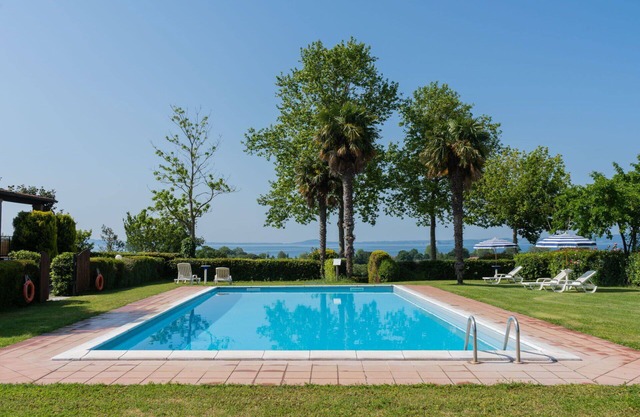Nice apartment in villa for 4 guests with pool, WIFI, TV, terrace and pets allowed