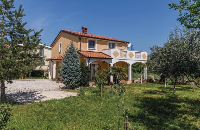 Nice apartment in Kastel with kitchen