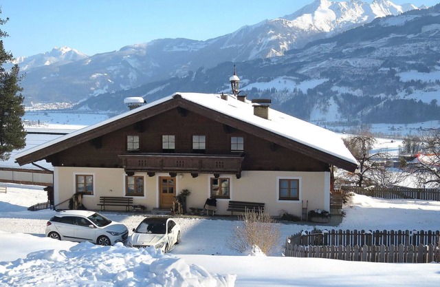 Nice apartment in villa for 4 guests with WIFI, TV, patio, pets allowed and parking