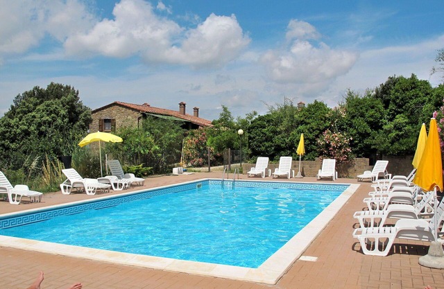 Nice apartment in villa for 6 guests with WIFI, pool, TV, terrace and pets allowed