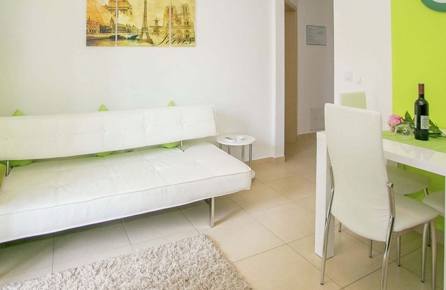 Nice decorated one bedroom apartment with balcony, private parking