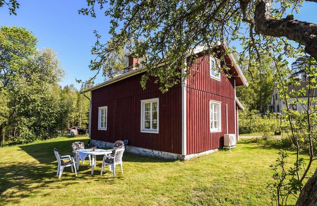 Nice home in Munkedal with lake view