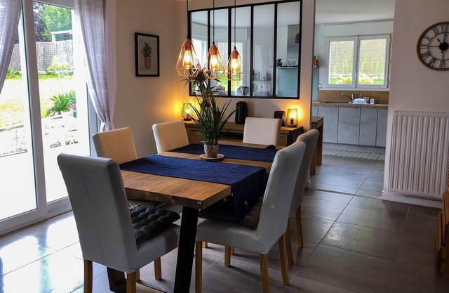 Nice house 4bed, 2bath, bikes/games, near Vannes and beaches