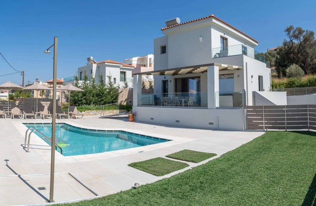 Niki - Three Bedroom Villa, Sleeps 6