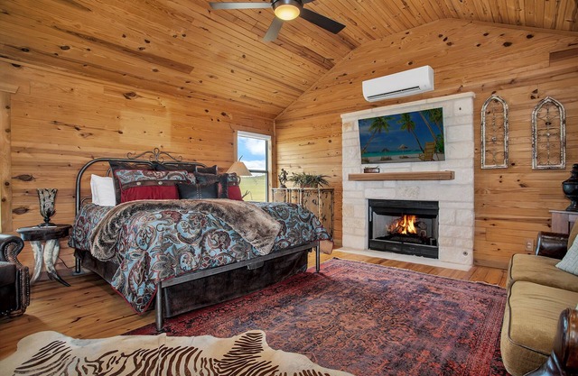 No Rancho Properties Hilltop Hideaway | King Bed | Hot Tub |Beautiful Views