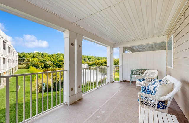 North Beach spacious townhouse w/shared pool, deck, grill