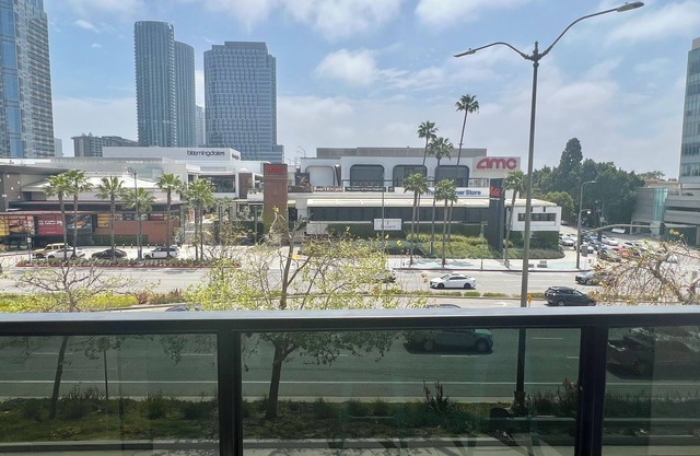 Oasis 3 BR steps from Century City Mall w/Parking & Washer/Dryer