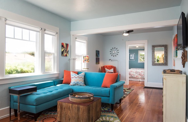 Ocean Beach Sunset Cottage - Steps to Shoreline