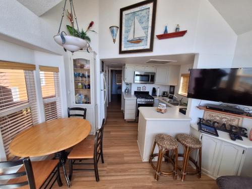 Ocean Front Cabin 11 W Jacuzzi & Superb Views