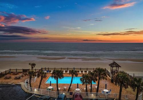 OCEAN FRONT Condo Daytona Beach!