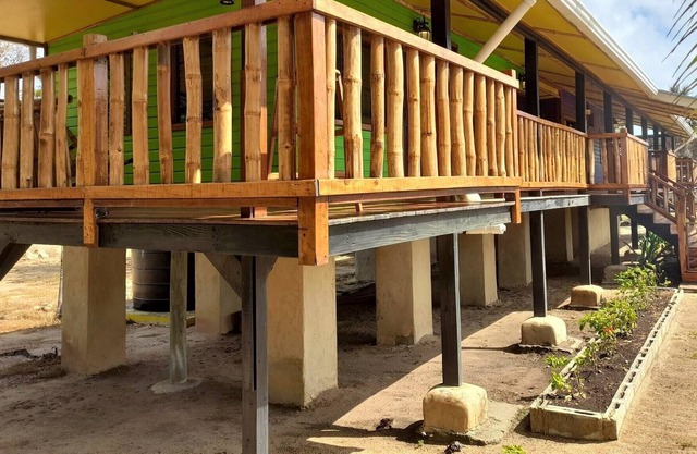 Ocean View Beachfront Green Cabana 4, AC, Wi-Fi, Swim Pool