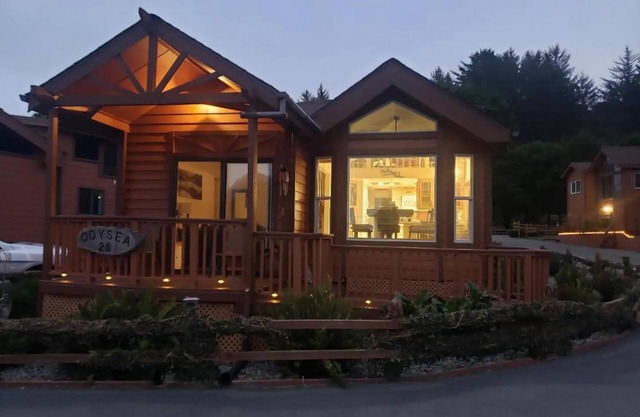 Oceanview Cabin 26 w Jacuzzi Striking Views