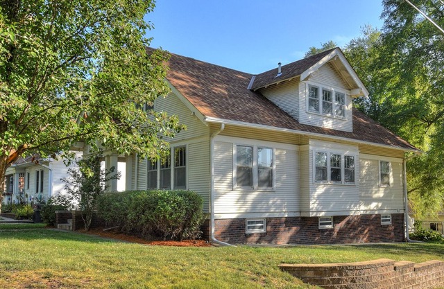 Omaha Mid-Town Beauty w the charm, amenities & hospitality u are looking for!