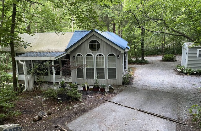 One bedroom cabin in Highlands, NC on a creek close to everything!