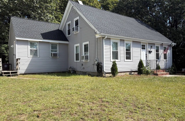 Only 20 minutes from boston/Guesthouse right off the exit , close to everything