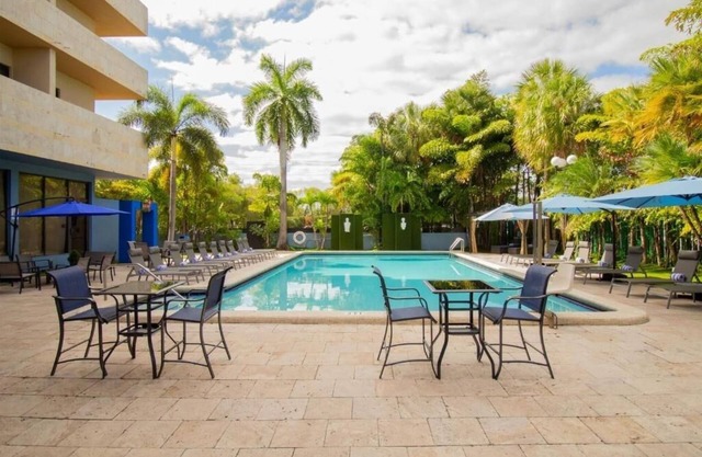 Outdoor Pool And Free Shuttle Near Cruise Terminal | 4 Relaxing Units