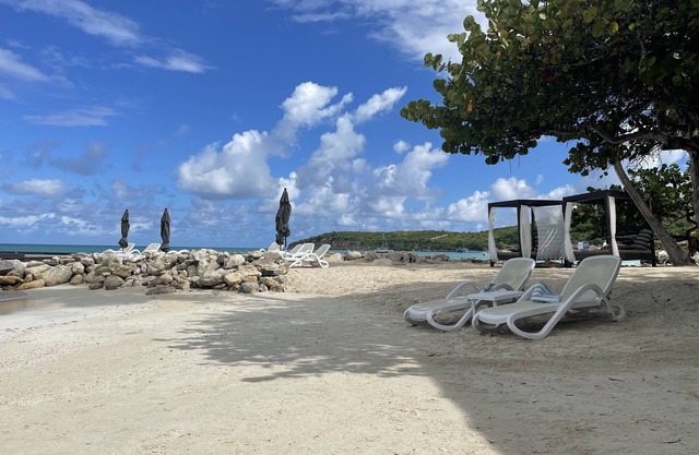 Paradise beach front condo with stunning views. (Flexible cancellations)