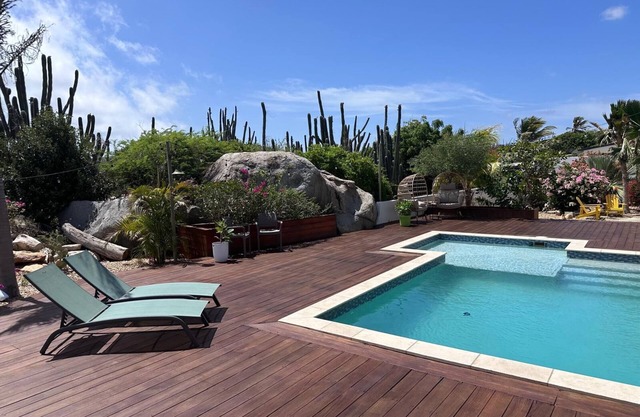 Paradise for 2 pairs of friends