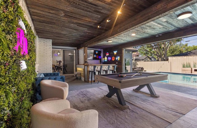 Paradise Playhouse: Heated Pool, Game Room, Mini Golf, and Infrared Sauna