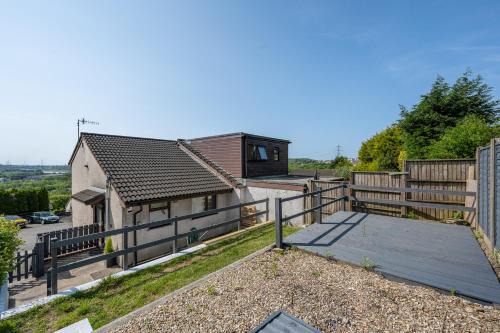 Parking - Garden - Views - M4 Work Stay