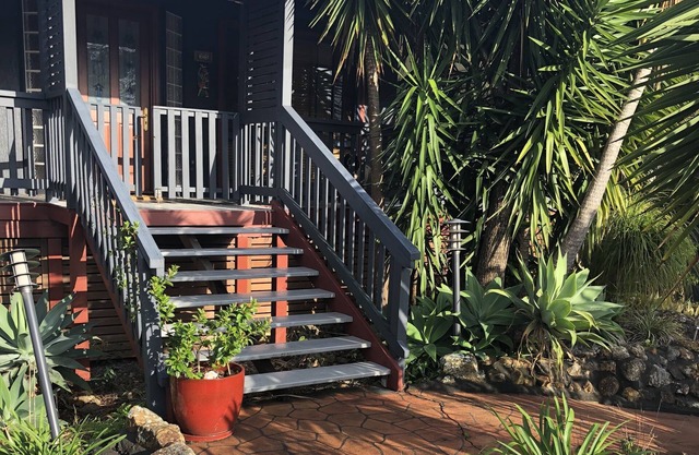 Peaceful Lakeviews, Pool and a stroll to Elizabeth Beach- linen provided