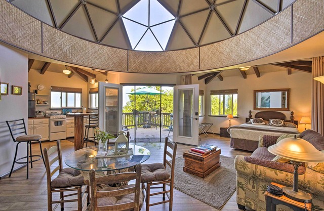 Peaceful Miloli'i Cottage w/Ocean & Sunset Views!