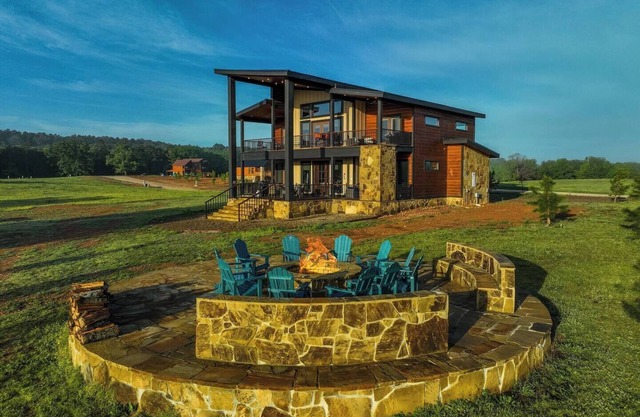 Peaceful Private Stay Open-Concept Modern Lodge Sleeps 20 Guests