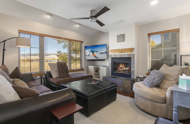 Peaceful & Quiet!n28+Day welcome, with Workspace, Garage and Privacy.